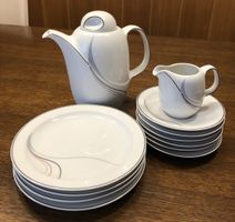 Geschirr Service Mitterteich: Teekanne und Teller.