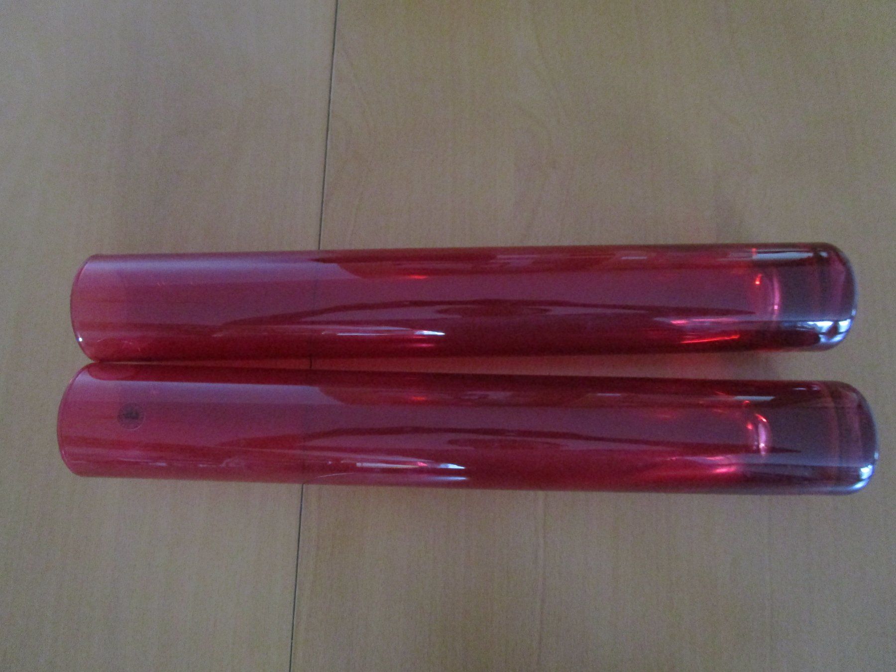 Ikea Vasi & Recipienti: 2 Glasvasen, schmal, handmade, rot – Usato da Ursenbach venduto da Trasse 1