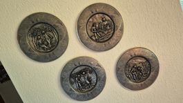 4 Zinnteller mit unterschiedlichen Motiven