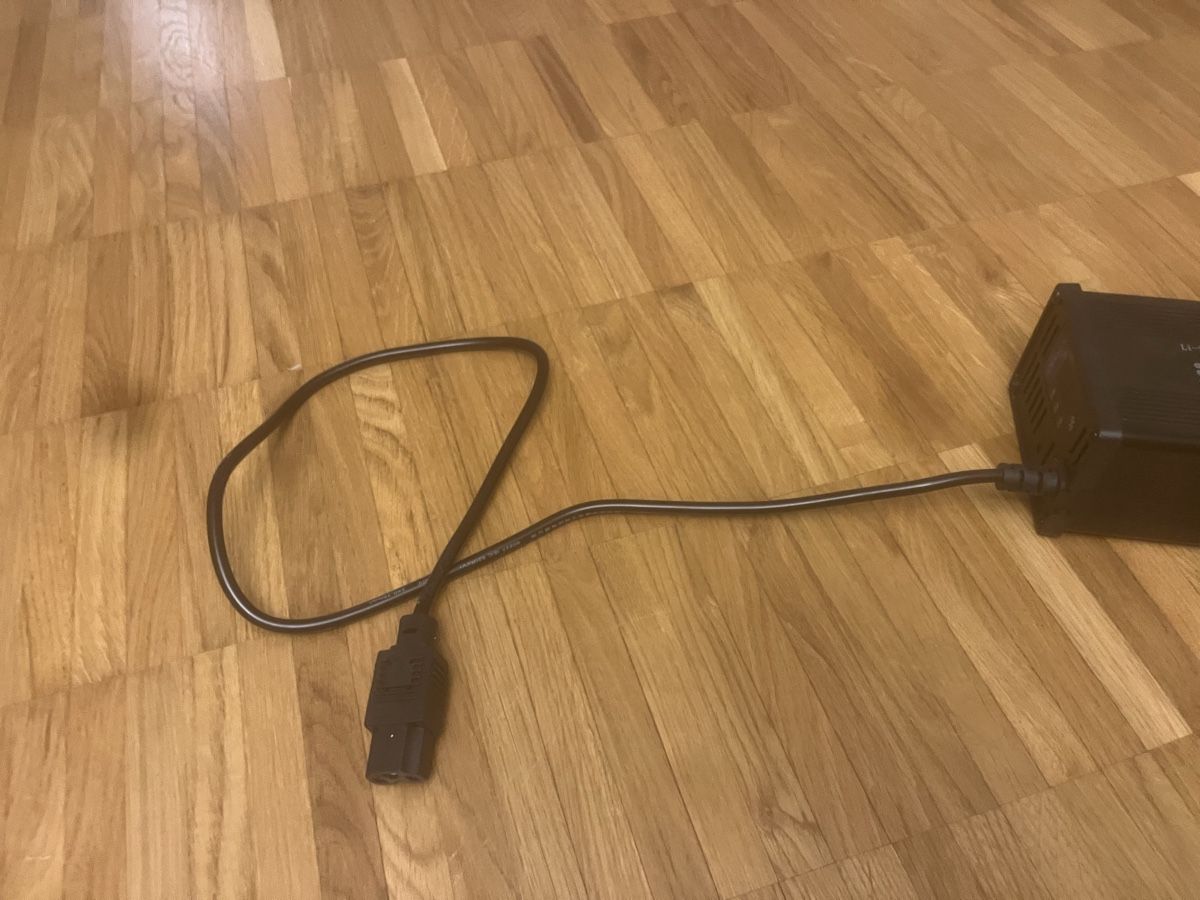 Caricabatterie: E- roller ladekabel – Usato da Bülach venduto da Virgenia 2