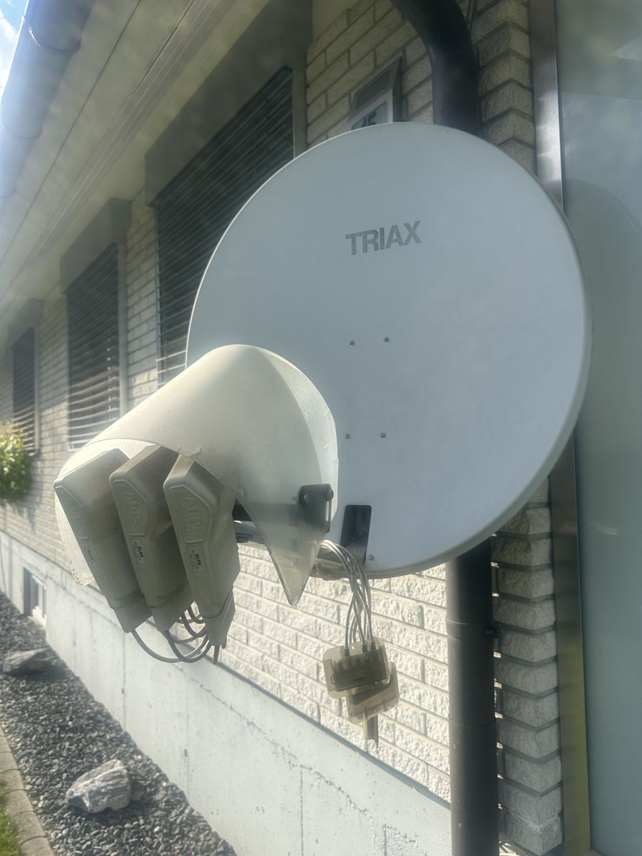 Parabola satellitare: Satellitenspiegel mit 3 LNB Triax – Usato da Schöftland venduto da lazer04
