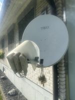Satellitenspiegel mit 3 LNB Triax