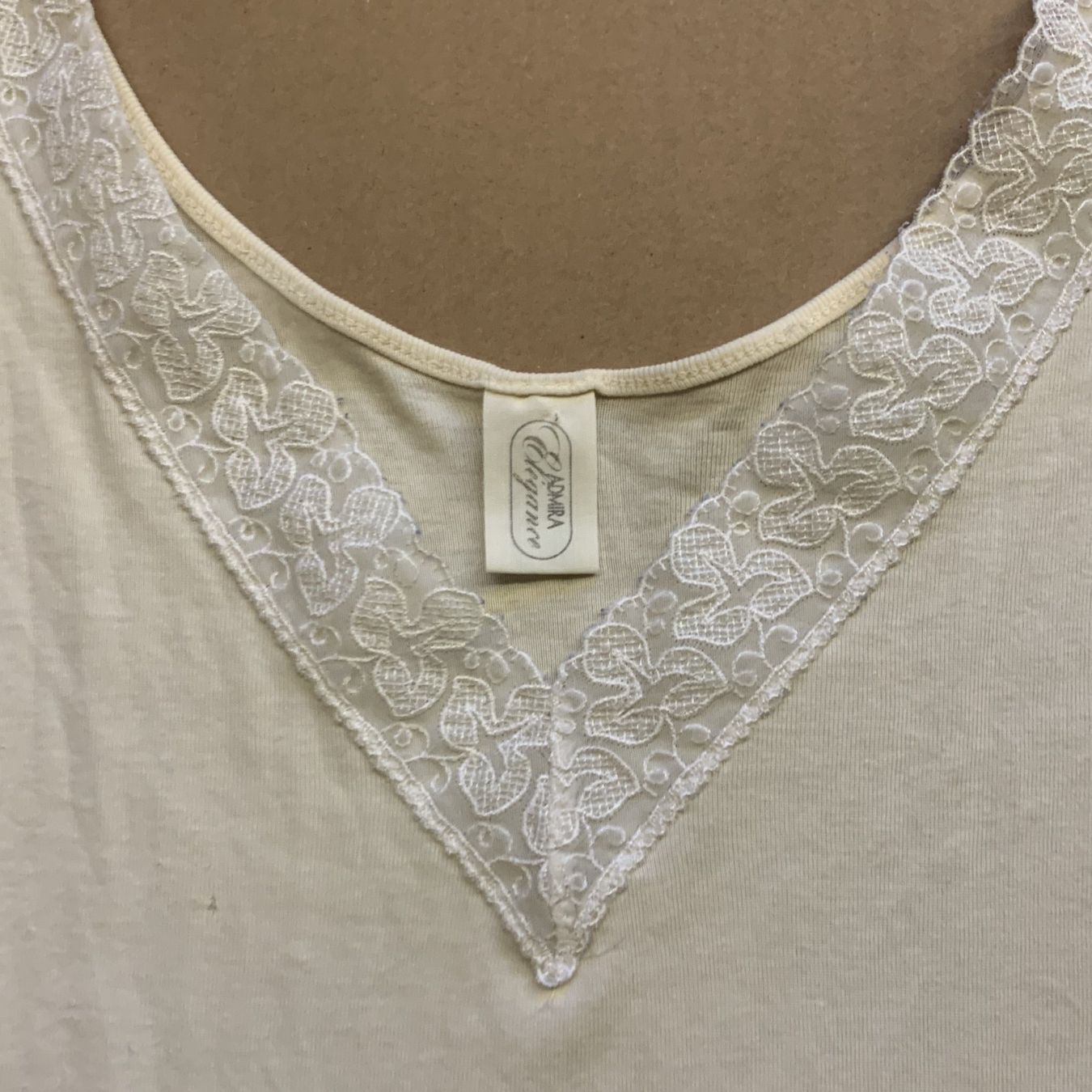 Top: Cremefarbenes, romantisches Spitzen-Tanktop – Usato da Chalais venduto da Decoarts.art 3