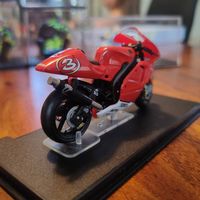 Yamaha yzr m1 Max biaggi

Valentino rossi