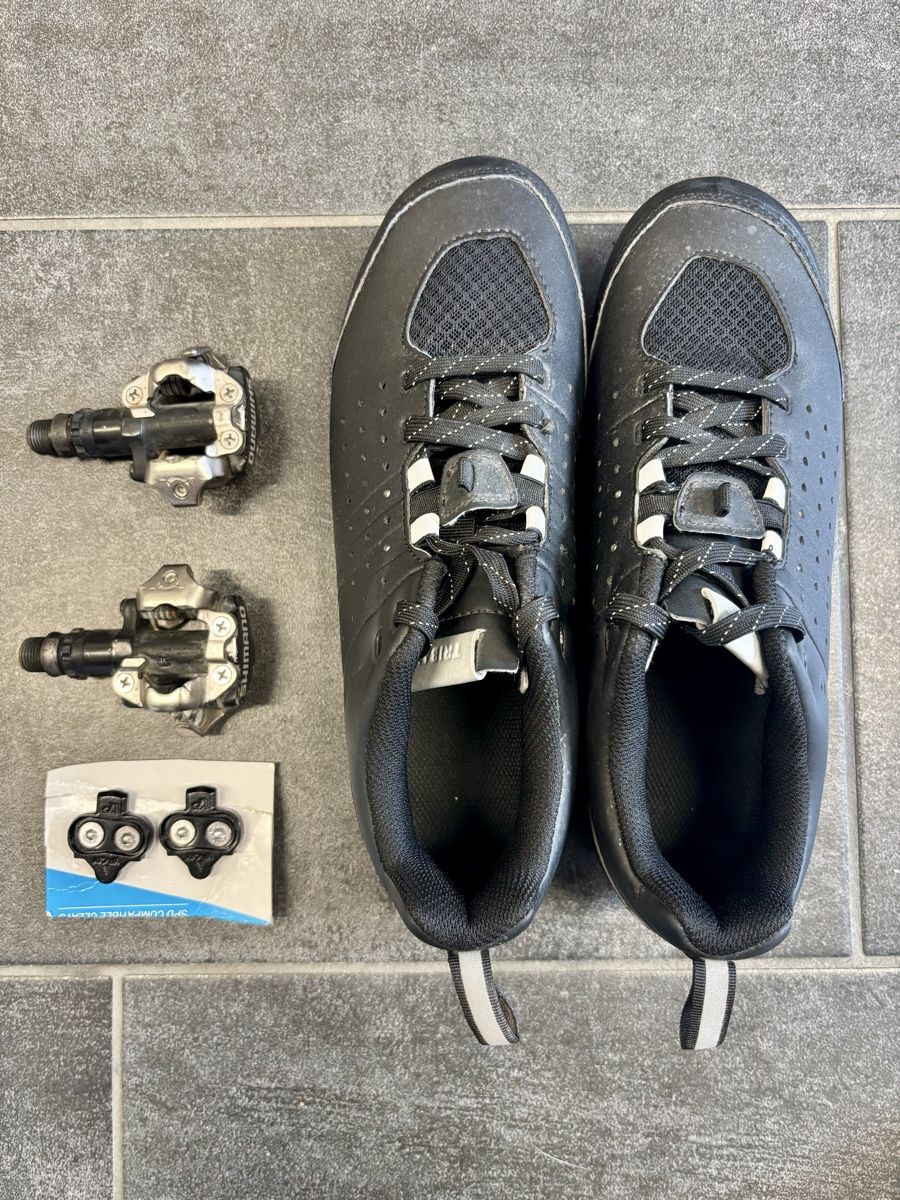 Fahrradschuhe, Klick-Bindung und neue Cleats (Gebraucht) in Visp fr CHF 35   mit Lieferung auf Ricardo kaufen