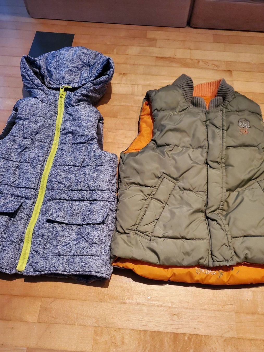 Sonstige Jungenkleidung: 2 super Gillets Gr 4T – Gebraucht aus Dättwil AG von Globetrotter2000