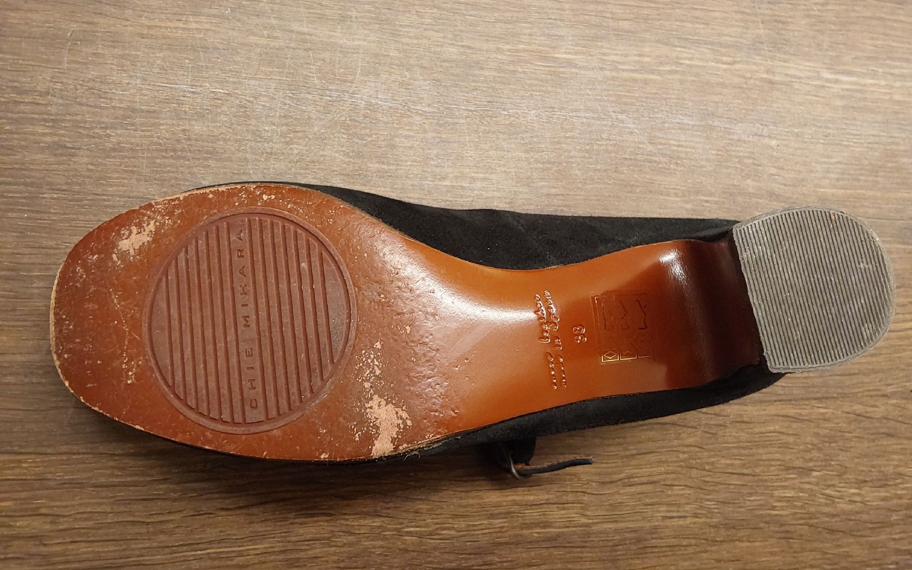 Chie Mihara Scarpe da donna: Pumps 38 Chie Mihara Wildleder schwarz – Usato da Köniz venduto da scopello12 5