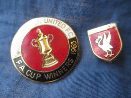 lot de 2 pin's F.C.Liverpoool + Manchester United