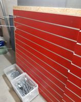 Rote Ladenbauwände mit Haken,Top Zustand