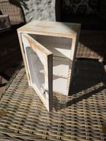 Kleiner Holzschrank mit Drahtgittertür