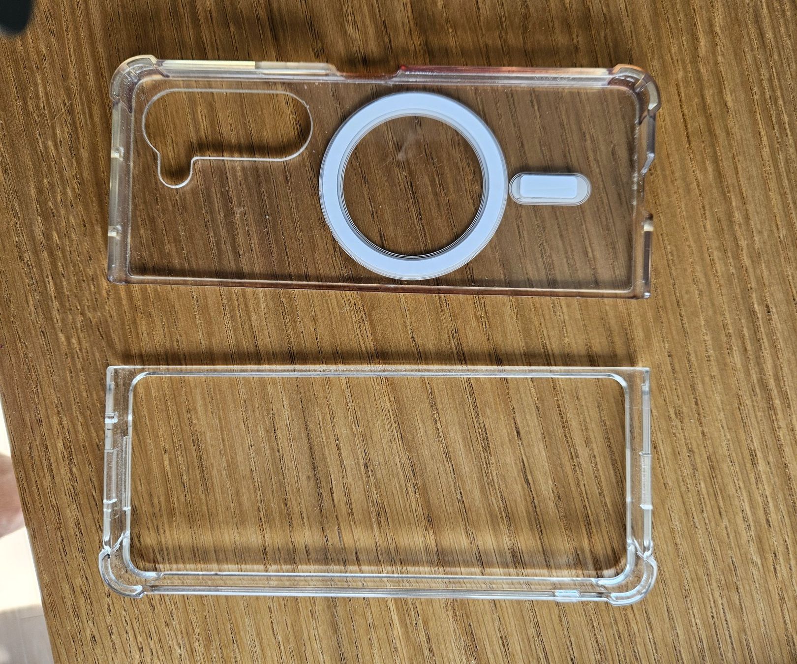 Samsung Cover & Protezioni schermo: Transparent phone Case for Samsung Z Fold5 – Usato da Meyrin venduto da rem_jp7y
