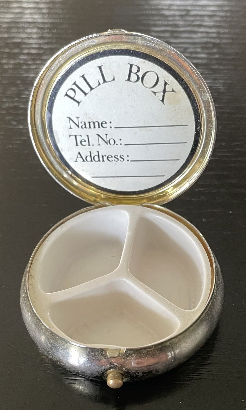 Recipients et similaires: Fleur de Lys Blechdose Dose Behälter Pillendose Springdeckel – D'occasion à Oftringen par allesmeins 6