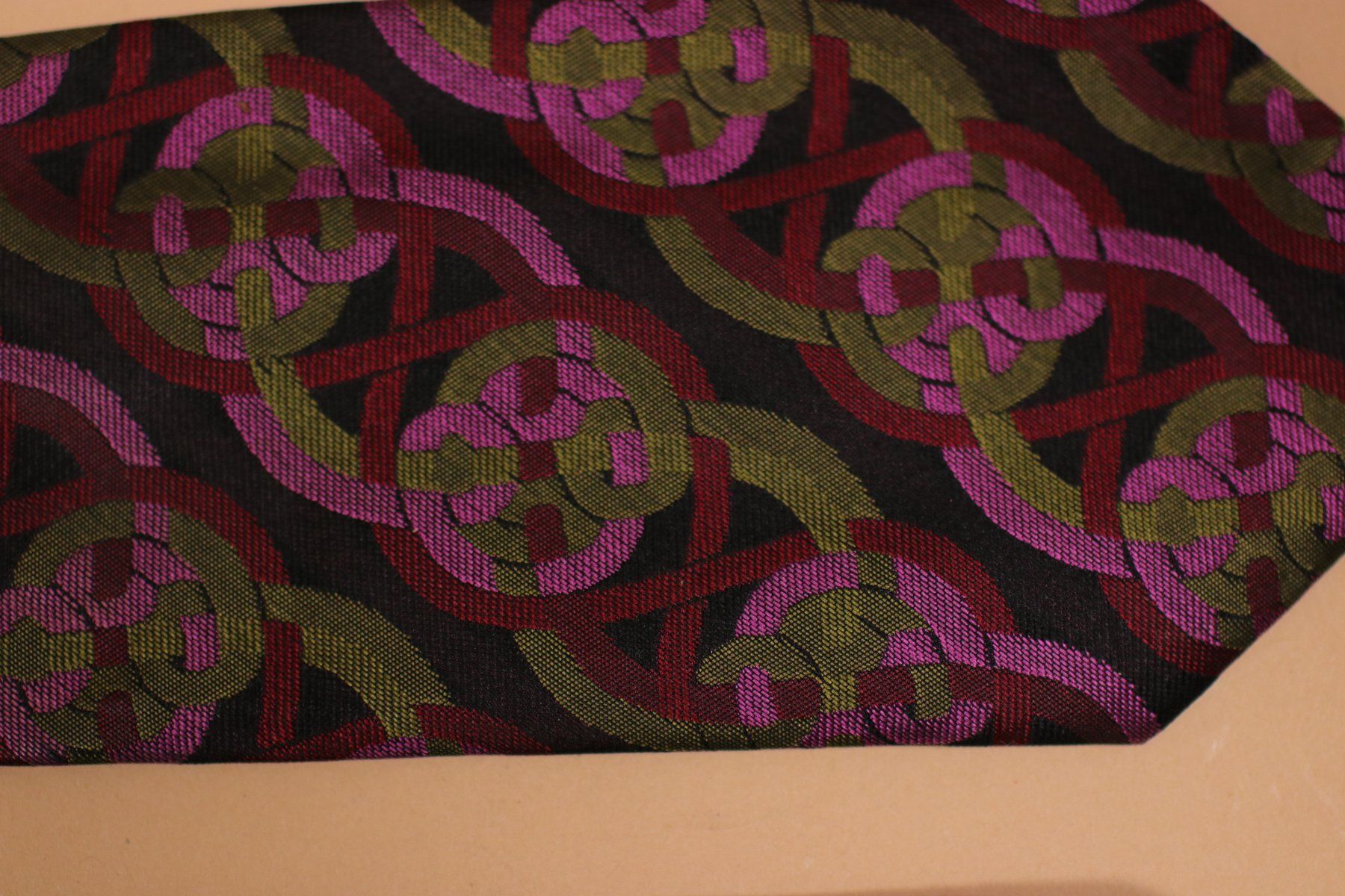 Fabric Frontline Cravatte: FABRIC Frontline Zurich Silk Tie – Usato da Hombrechtikon venduto da BAZ-Vintage 1