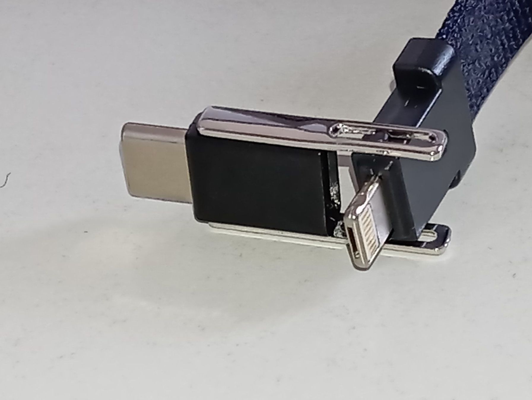 Portachiavi: NEU: 3in1 Ladekabel Schlüsselband Micro USB Typ-C Apple – Nuovo e nell'imballaggio originale da Brüttisellen venduto da VideoGang 2