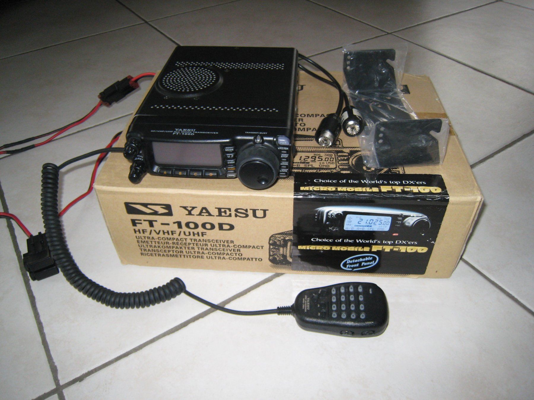 Radiocomunicazione: ***** Yaesu FT-100D mit YSK-100 Separation Kit – Usato da Villaz-St-Pierre venduto da Ubid
