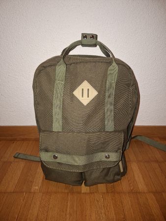Pull&Bear Rucksack in Olivgrün - Ideal für den Herbst!