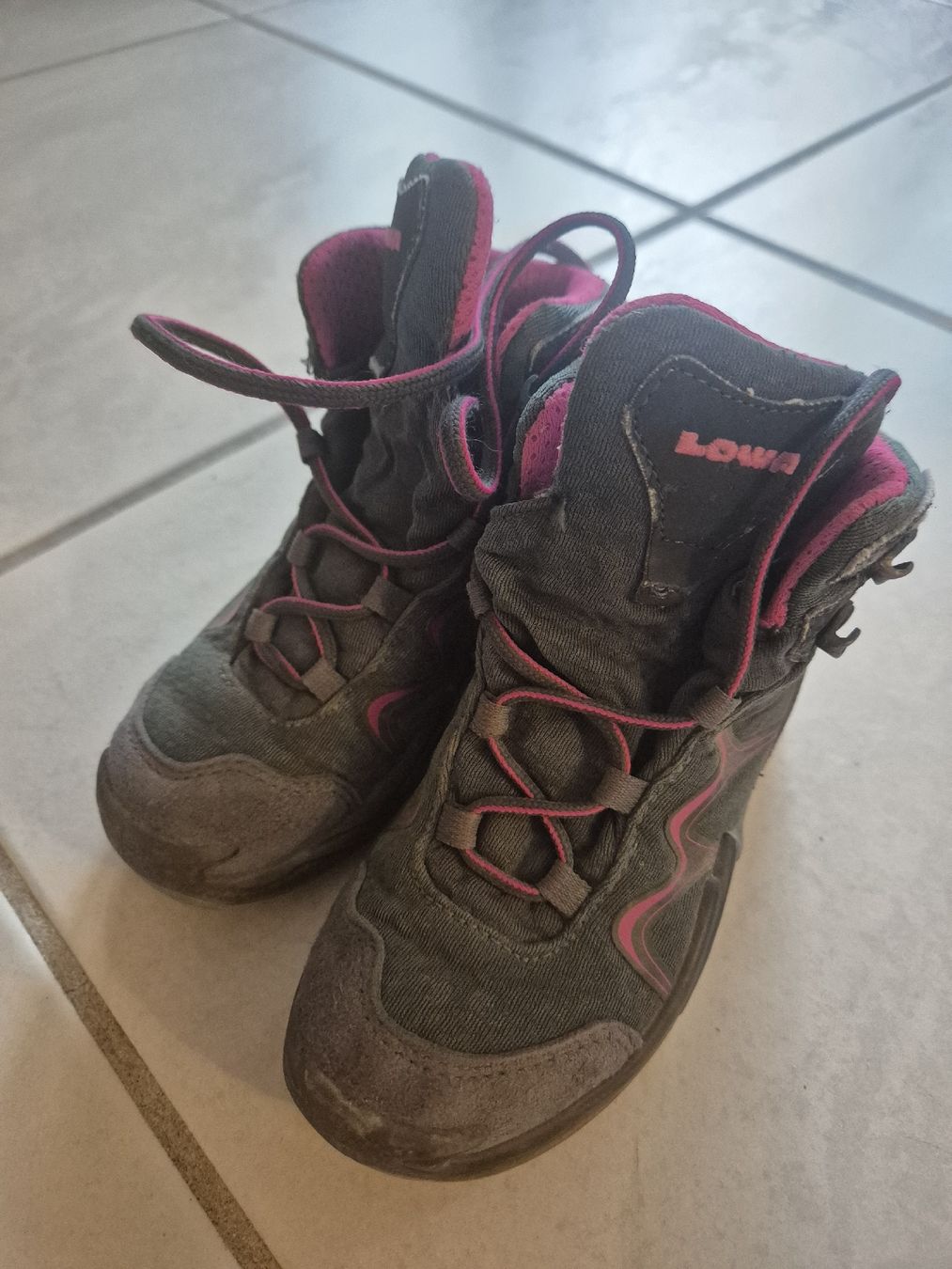 Lowa Scarpe per ragazze: Lowa Wanderschuhe grau pink Grösse 29 – Usato da Stäfa venduto da man_zzc9 2