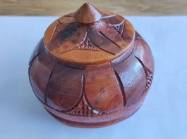 Geschnitzte Holzdose
