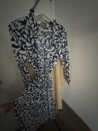 👗💙 Dunkelblaues langes Kleid mit weißem Muster Größe 40