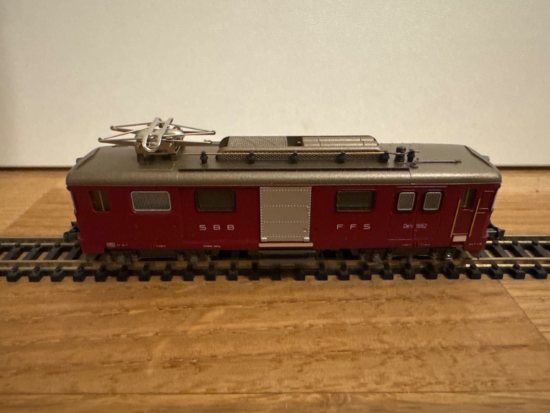 Hobbytrain Modellini di ferrovie: Hobbytrain 14442 SBB E-Lok De 4/4 1662 – Nuovo (secondo la descrizione) da Schlierbach venduto da Look8