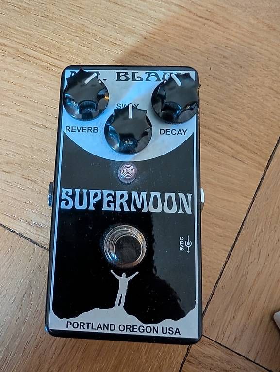 Strumenti musicali: Reverb Supermoon Mr Black – Usato da Nyon venduto da justamnesiac