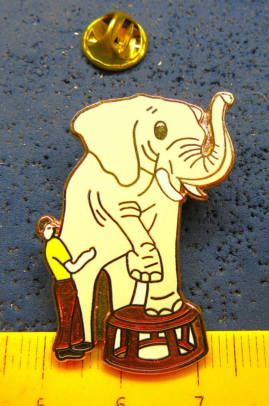 Swiss Placchette & Badge: CIRCUS ELEFANT PIN GROSSS ENAMEL GOLDIG – Usato da Ettingen venduto da Hausi4711