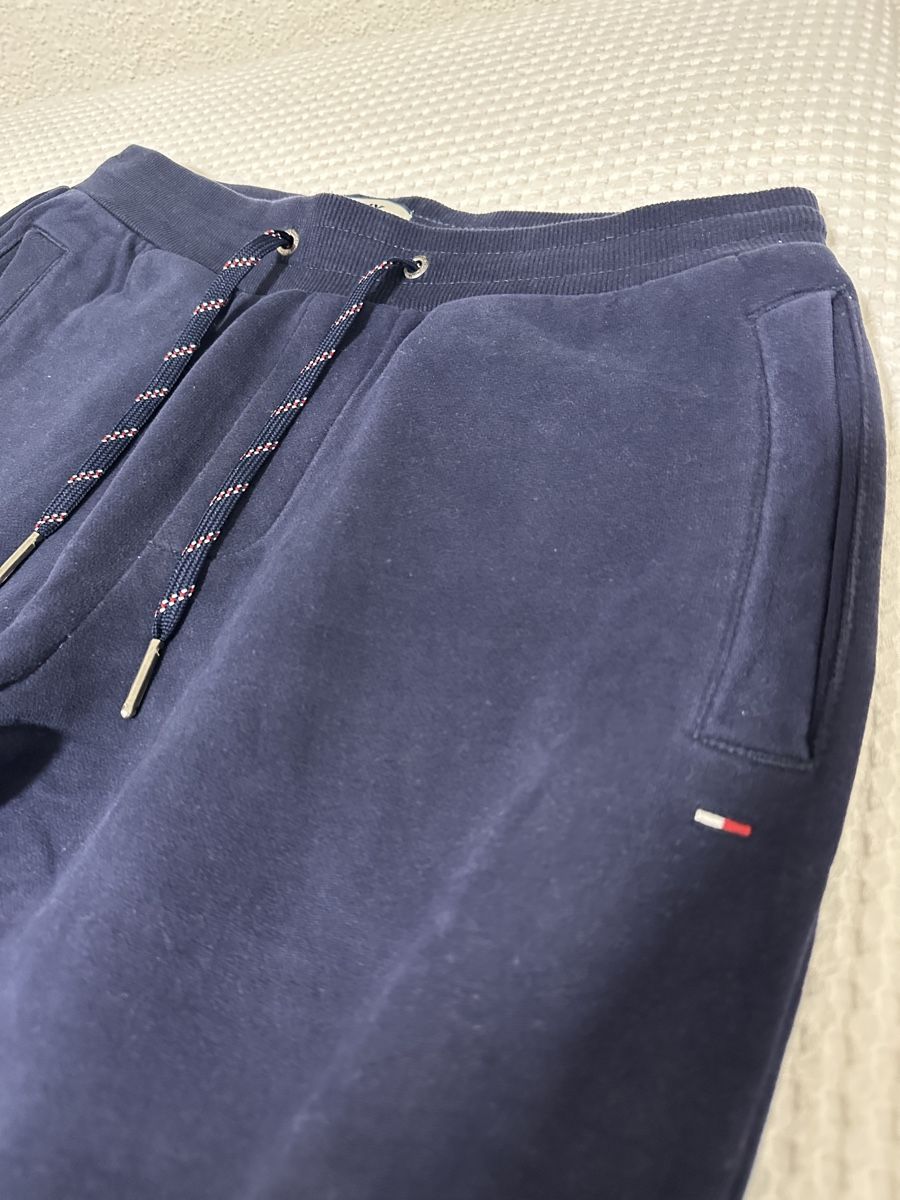 Tommy Hilfiger Pantaloni: Tommy Jeans Jogginghose dunkelblau Grösse M – Nuovo (secondo la descrizione) da Oberurnen venduto da nes_8xqt 2