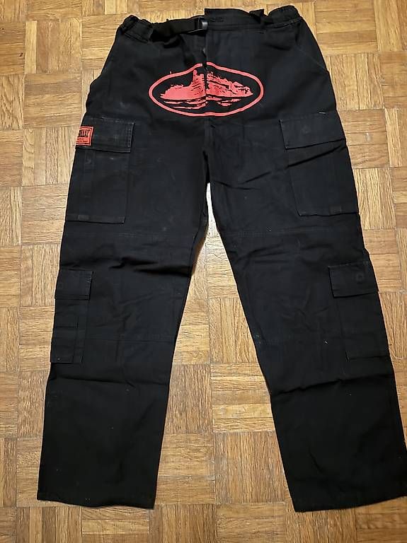 Pantaloni: Cargo corteiz rouge/noir guerillaz – Usato da Morges venduto da bir_9rsr 1