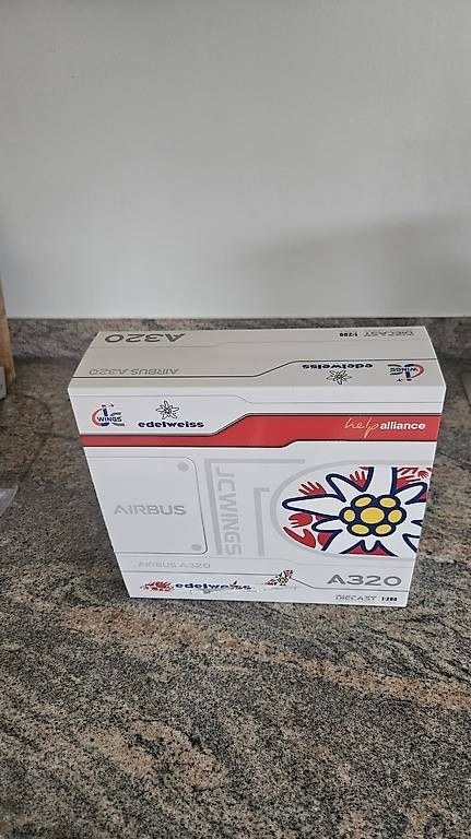 Kits de montage: Modell Airbus A320 Edelweiss HB-JLT – Neuf avec emballage d'origine à Nürensdorf par Liechtenauer 3