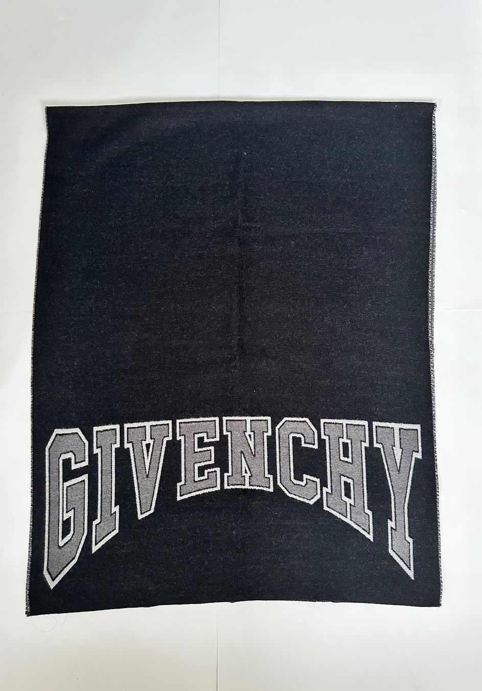 Givenchy Foulards, Tücher & Schals: Givenchy sciarpa – Neu und originalverpackt aus Pregassona von Reluxuryspace 3