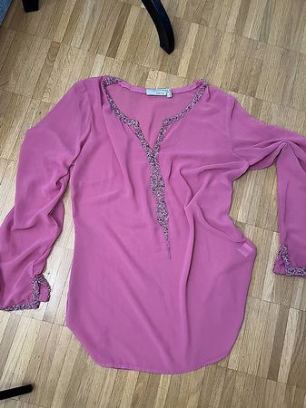 Rosa Damenbluse mit hochwertigen Perlen 