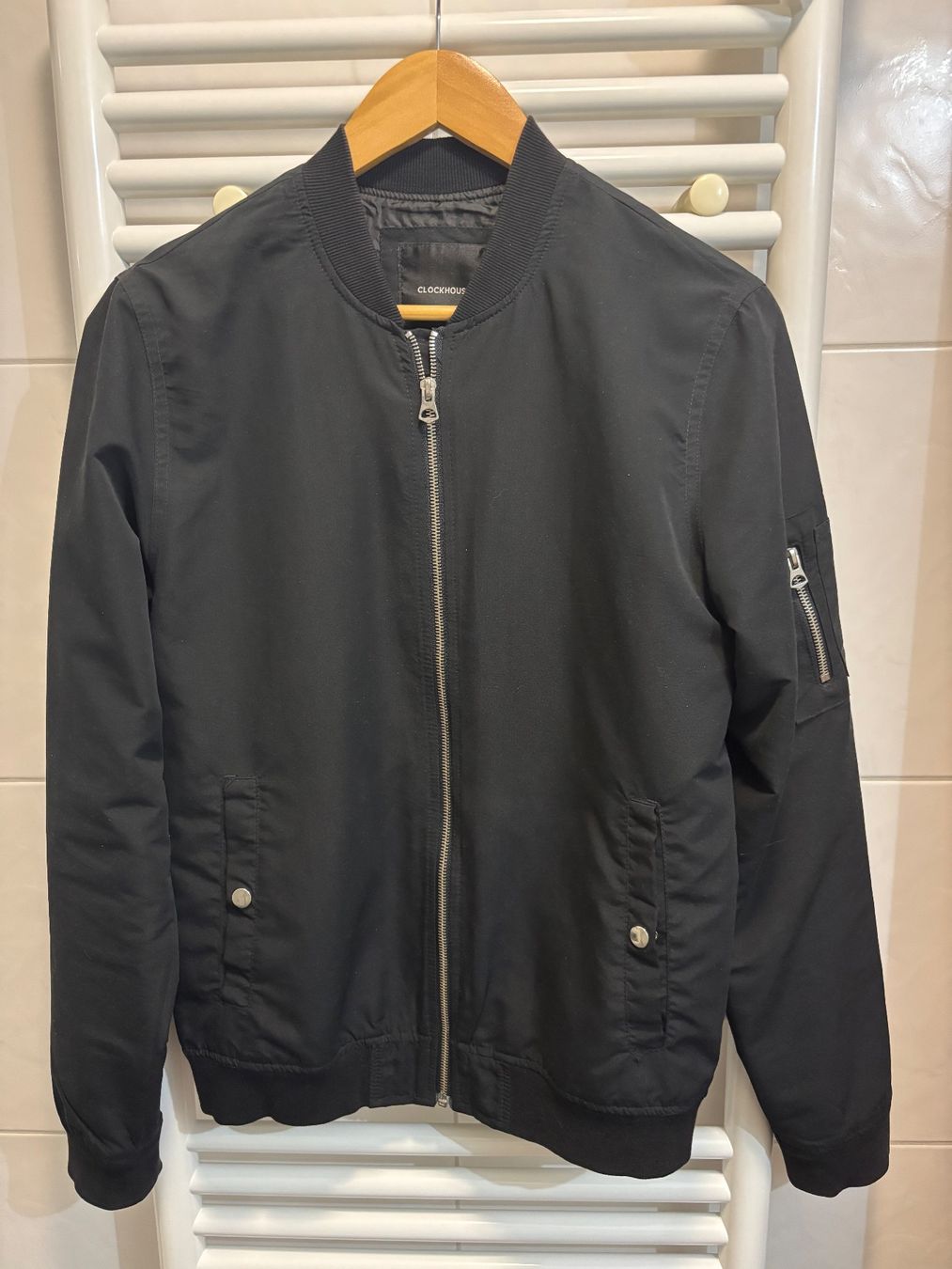 Giacche: Clockhouse Black Bomber Jacket XS - Stylish & Lightweight! – Usato da Belfaux venduto da vik_c6z2