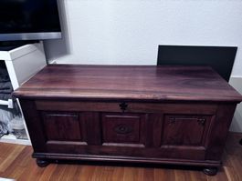 Antike Holztruhe aus dunklem Holz gebraucht guter Zustand