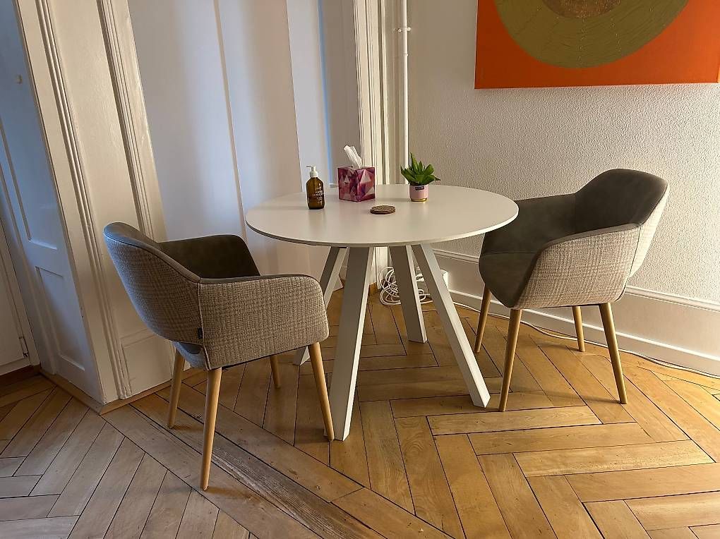 Tische: Hochwertiger runder designer Esstisch  modern & robust – Gebraucht aus Luzern von and_95qv 2