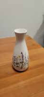 Vase en porcelaine, avec décoration florale sur le pourtour