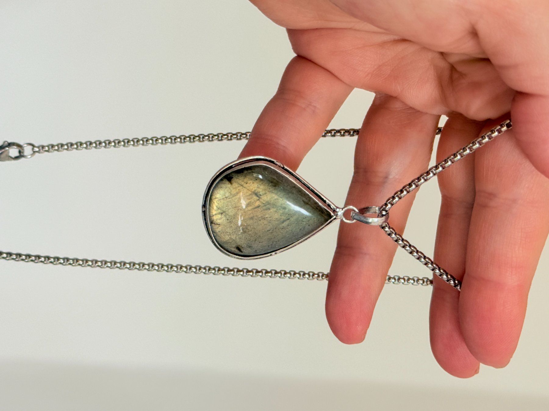 Catenine: Collier avec pendentif labradorite forme goutte argent – Nuovo e nell'imballaggio originale da Genève venduto da AGBERG 3