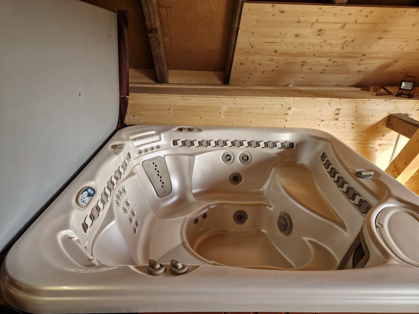 Whirlpool: Whirlpool der Marke HotSpring Modell Vangard – Usato da Lyss venduto da loi_tls7 1