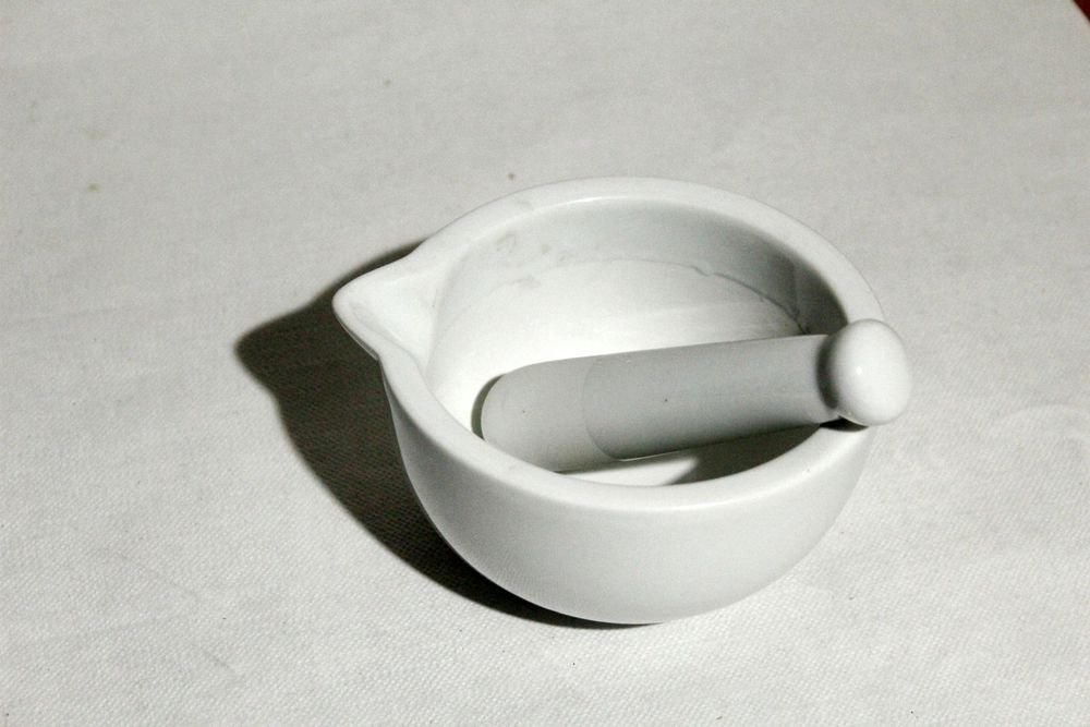 Moderner, sehr guter PORZELLAN - MÖRSER. 70 x 120 x 120 mm. | Kaufen ...