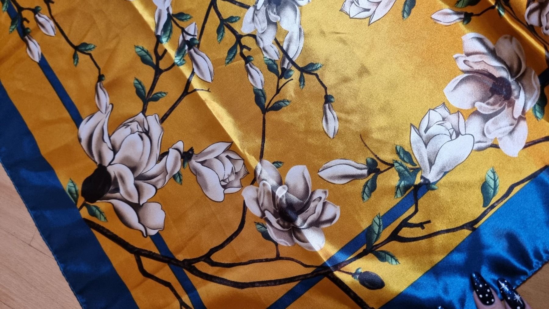 Foulard & Sciarpe: Elegantes Tuch 89x89 cm goldfarben – Usato da Wald ZH venduto da CapLux 2