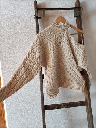Strickpullover von ZARA mit Cut-Out, Gr. S Beige/ Weiss