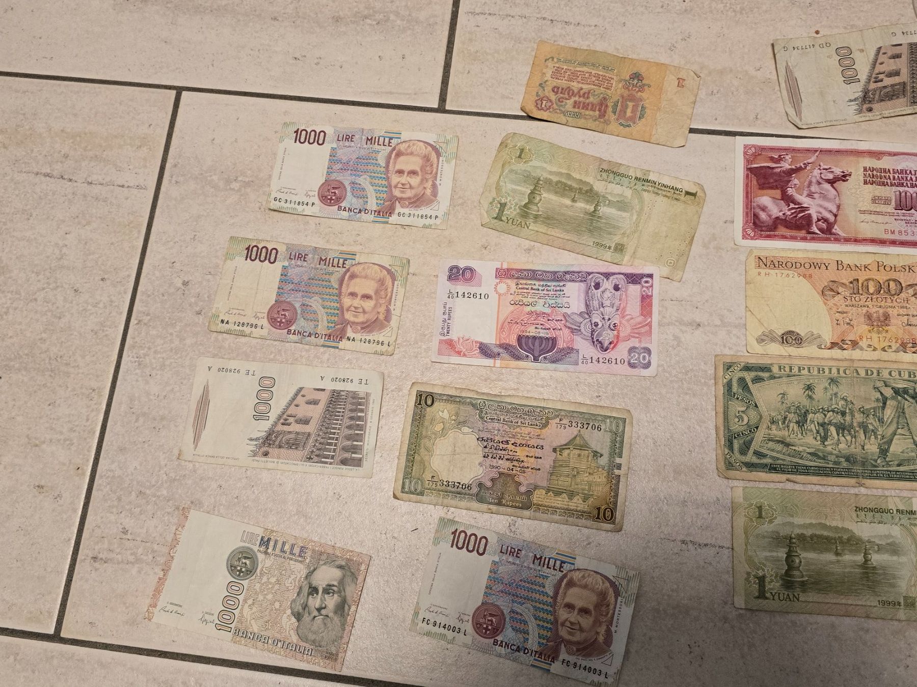 Banconote: Lot de 19 billets de monnaies – Usato da Tramelan venduto da Nirdan 1