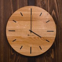 Wanduhr aus Eichenholz 38 cm, Stundenstrichen–Klassisch