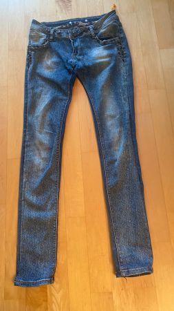 Jeans mit Strasssteinen