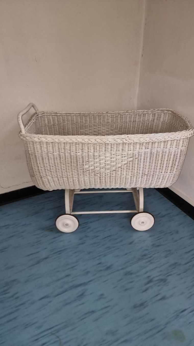 Wiegen & Stubenwagen: grosser Vintage Weidenkorb-Kinderwagen  – Gebraucht aus Wigoltingen von Zuckerfee84