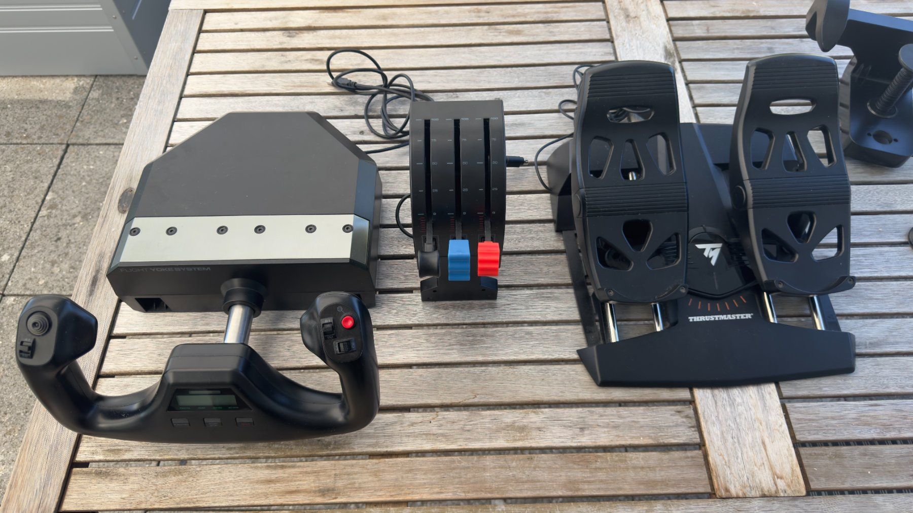 Logitech Manettes: Logitech Flight Yoke System & Rudder Pedalen – D'occasion à Uitikon Waldegg par lulizh