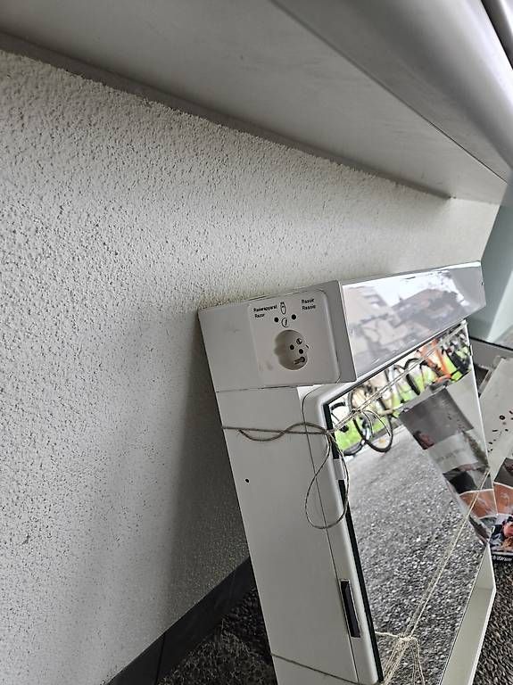 Armadietti a specchio: Badezimmer Spiegelschrank – Usato da Schwyz venduto da inf_hjl7