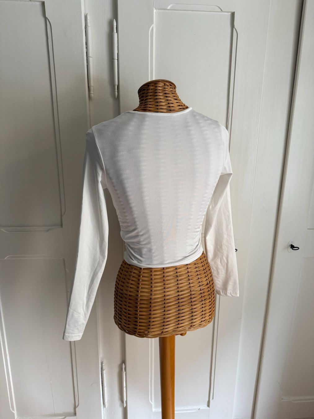 Shein T-shirts: Langarmshirt weiss gerafft 36 – D'occasion à Zürich par Diazaio 2