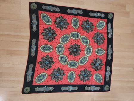 Foulard carré  soie motif floral rouge noir