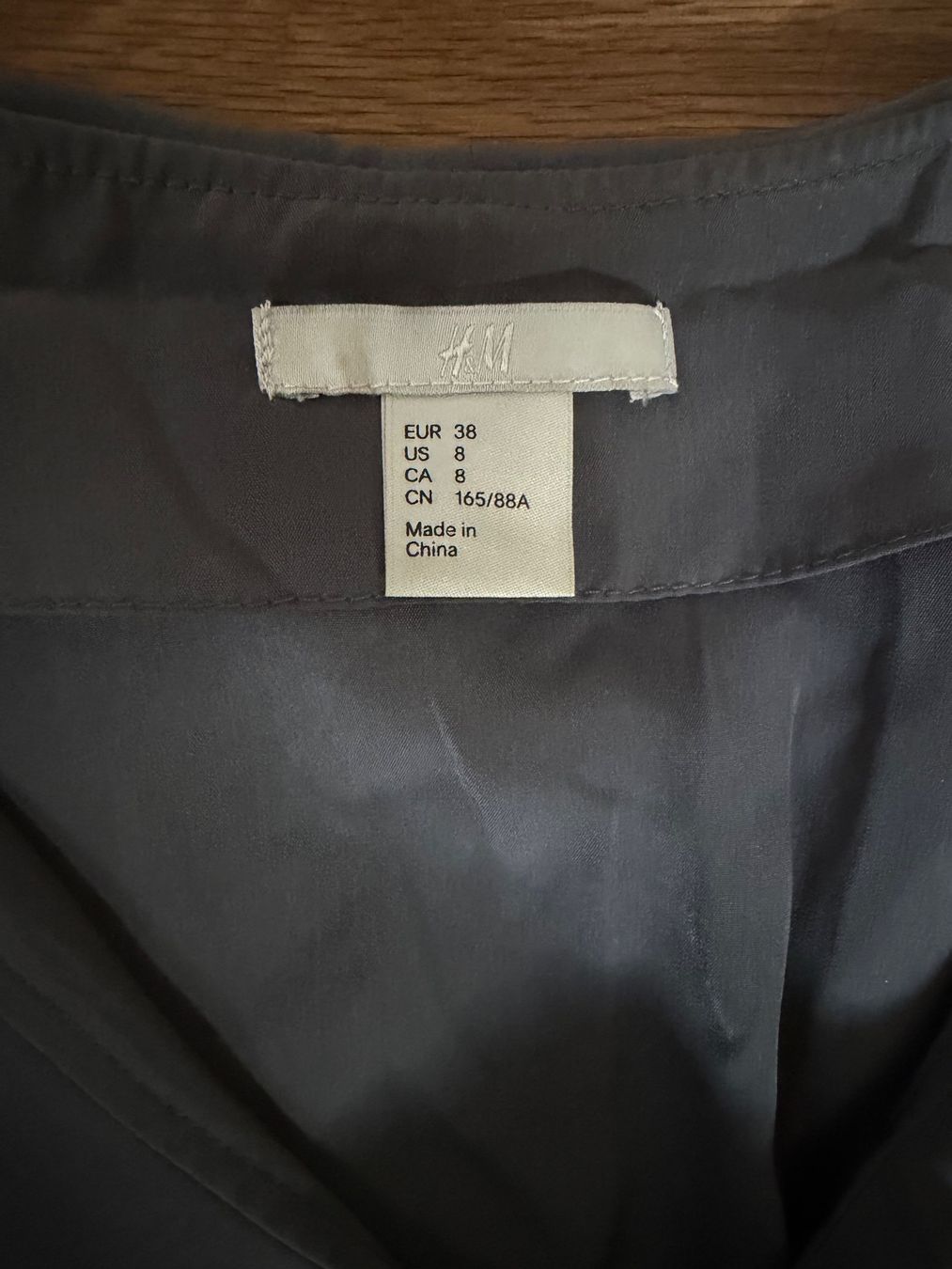 H&M Vestiti: H&M Kleid mit Volants, Grösse 38, Grau – Usato da Hergiswil NW venduto da lar_zkp7 2
