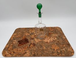 Glaskaraffe verziert mit grünem Glaszapfen mundgeblasen